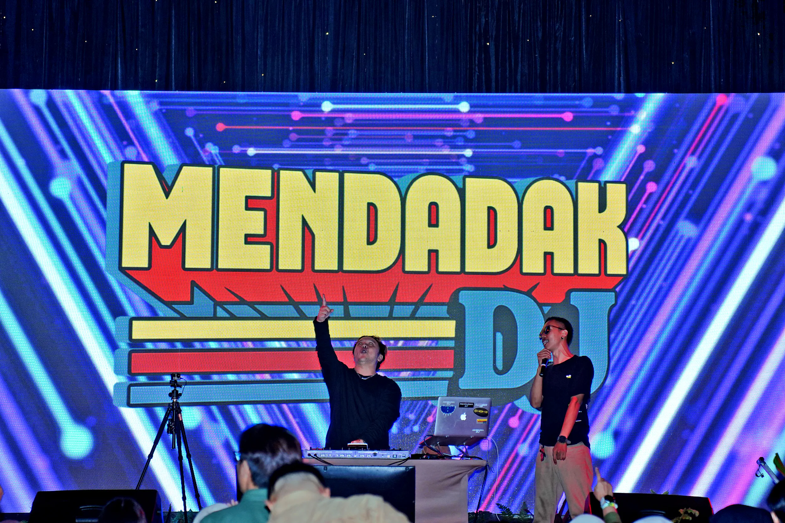 LIVE PERFORMANCE