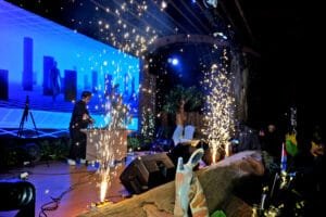 DJ Puncak berinteraksi dengan audience saat corporate gathering