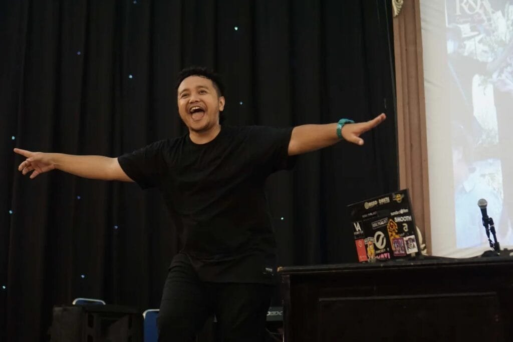 Mendadak DJ membangun interaksi saat pesta pernikahan