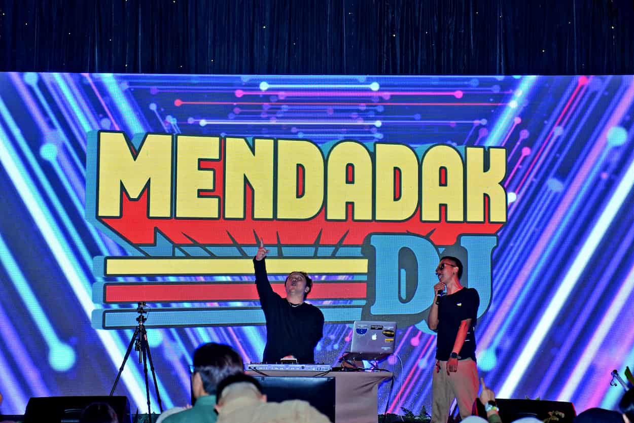 LIVE PERFORMANCE