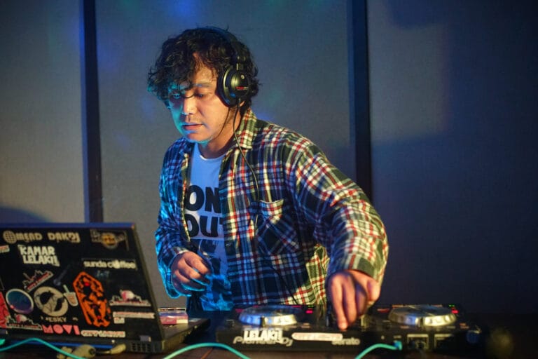 Cara Menjadi DJ Pemula dari Nol (Panduan Lengkap 2026)